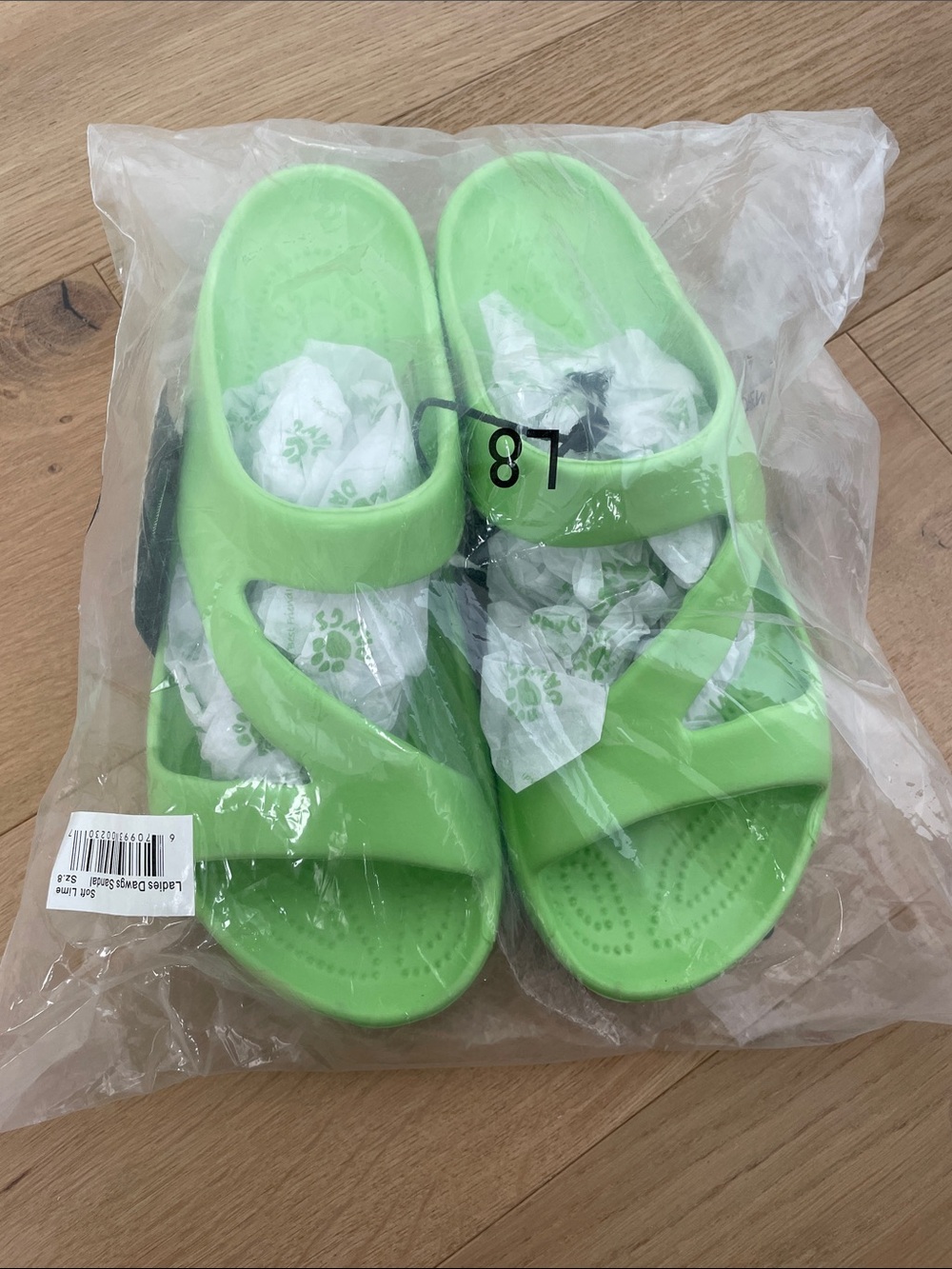 Women’s DAWGS Sandal. Soft Lime. Size 8. NWT